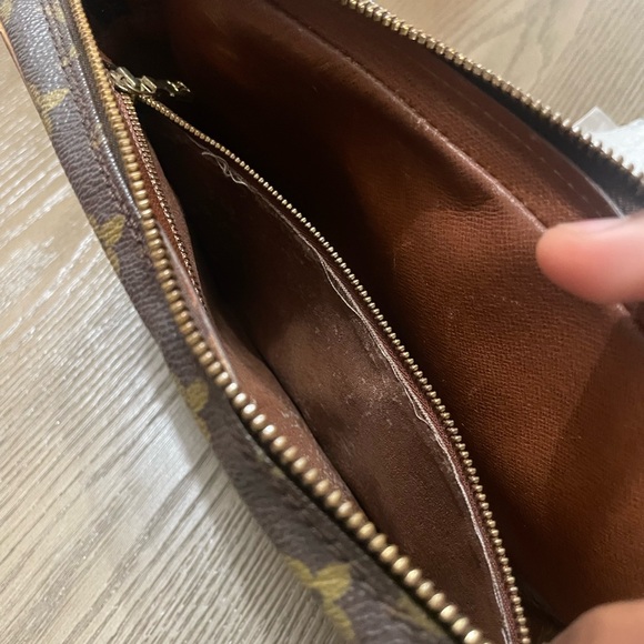 LV Vintage Dragonne GM Clutch. - Picture 13 of 14